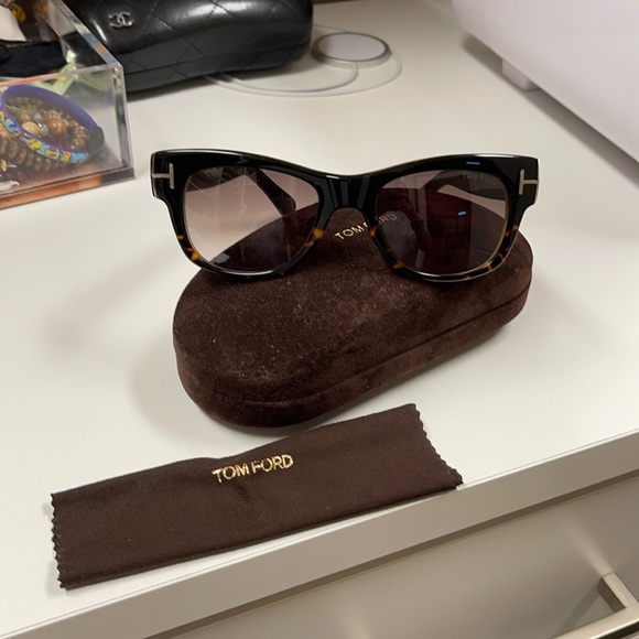 Barely used Tom Ford sunglasses.